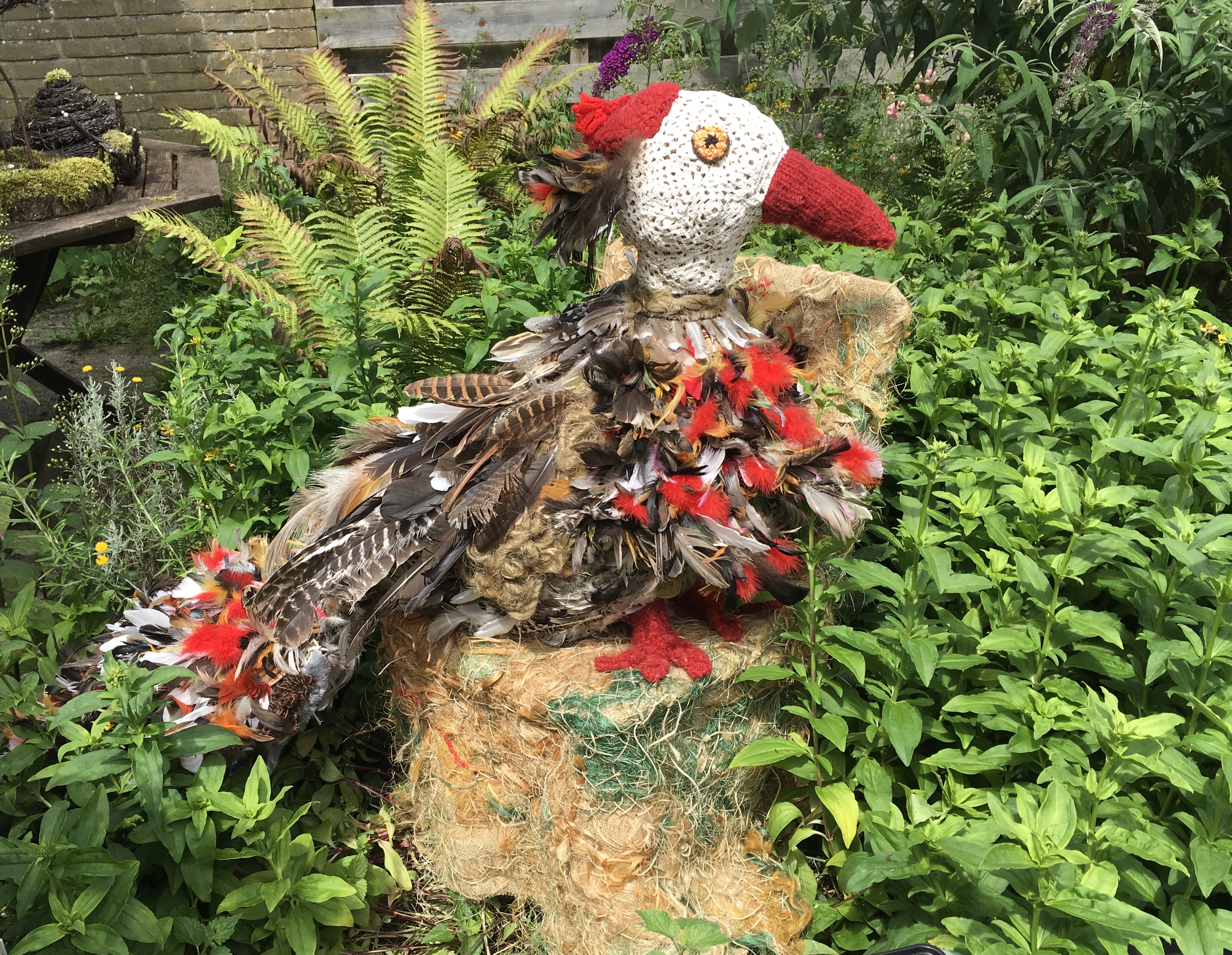 Vogel van recycle material in de tuin